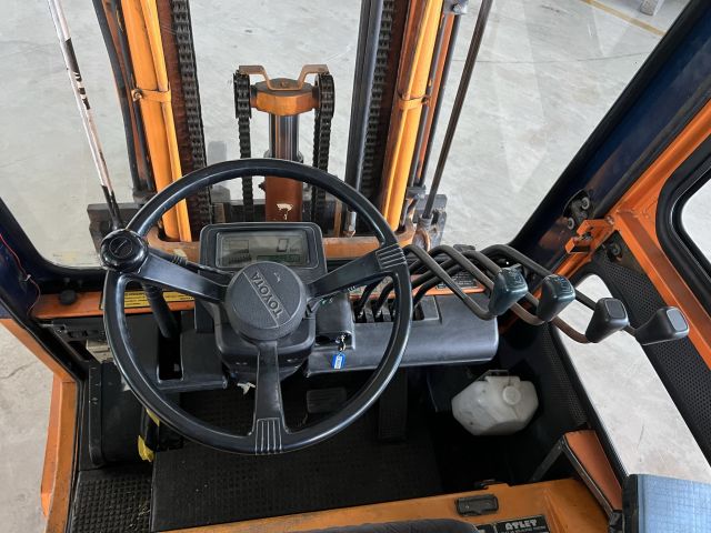 828983-18 Electric truck Toyota HBM 25 with charger