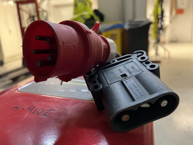 828983-27 Electric truck Toyota HBM 25 with charger