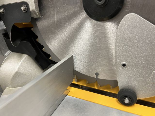 892594-6 DeWalt DWS778-QS Cutting / miter saw 250mm 1850W