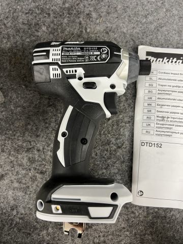 892709-2 Mixed item lamp, nutrunner, Panasonic charger and batteries