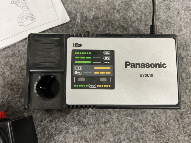 892709-4 Mixed item lamp, nutrunner, Panasonic charger and batteries