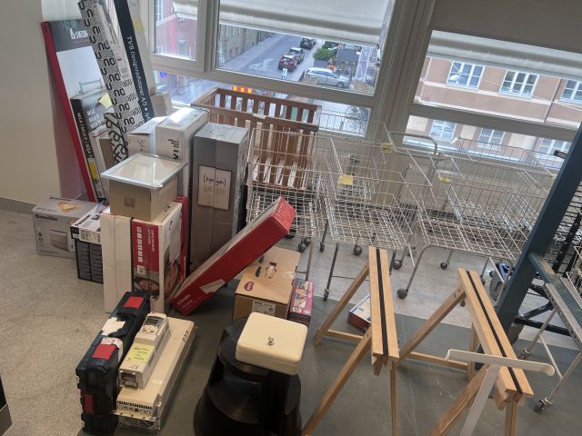 867983-1 Collection of electronics and baskets