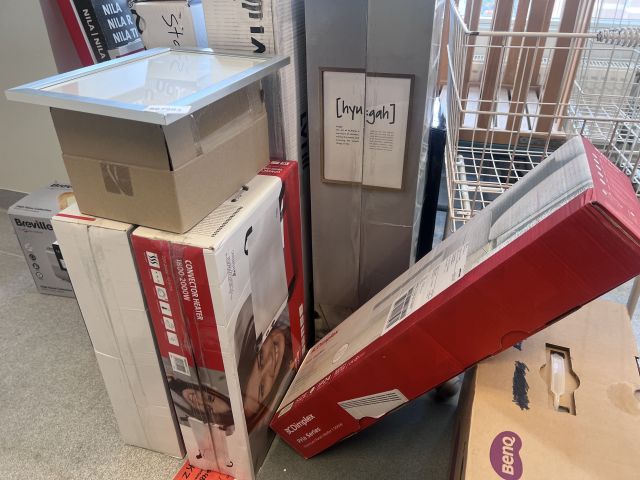 867983-3 Collection of electronics and baskets