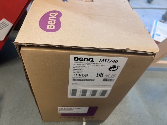 867983-4 Collection of electronics and baskets