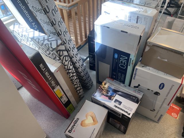 867983-5 Collection of electronics and baskets