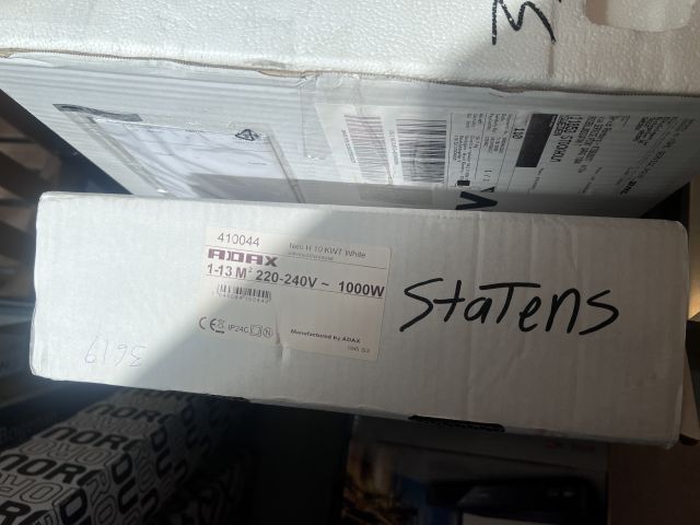 867983-6 Collection of electronics and baskets