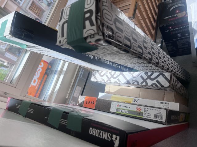 867983-9 Collection of electronics and baskets