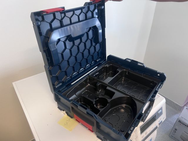 867983-18 Collection of electronics and baskets