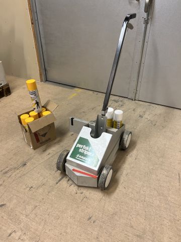 895270-1 Floor marker Perfect Striper with 8 cans of paint