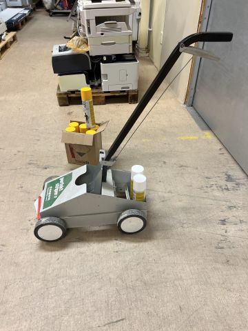 895270-2 Floor marker Perfect Striper with 8 cans of paint