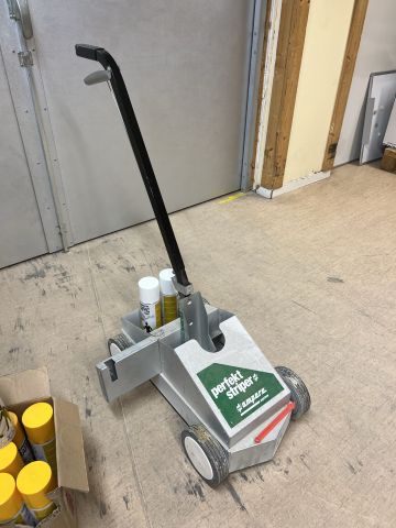 895270-3 Floor marker Perfect Striper with 8 cans of paint