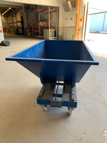 810290-2 Tippcontainer på hjul med gaffelgenomföring