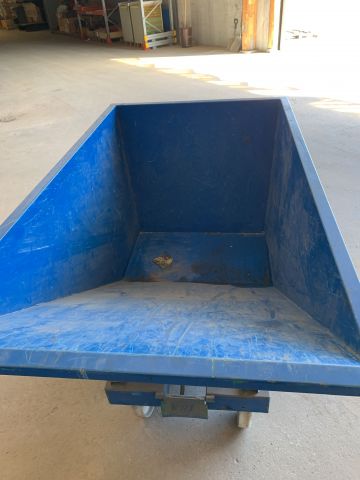 810290-3 Tippcontainer på hjul med gaffelgenomföring