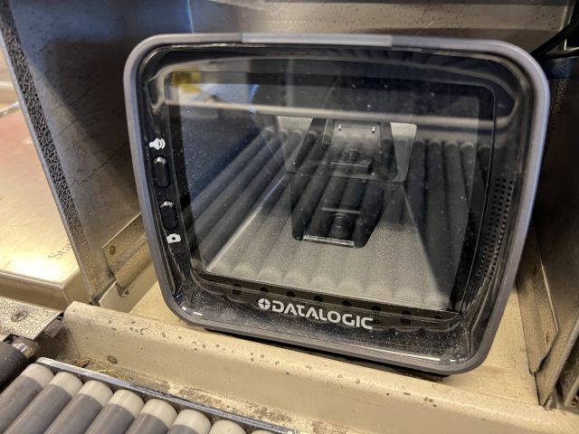 895315-26 Checkout counters 2 conveyor belts, scale, screen, scanners, printers