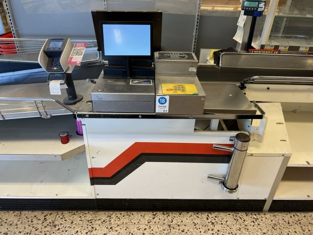 895315-31 Checkout counters 2 conveyor belts, scale, screen, scanners, printers