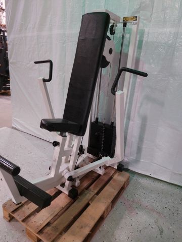 881703-3 Chest press Technogym