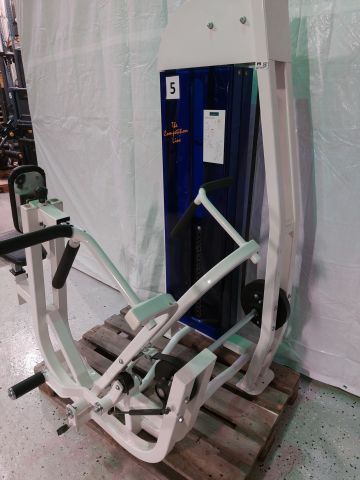 881704-5 Seated rowing machine with chest support C-curve