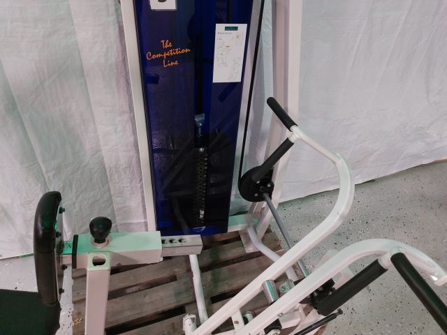 881704-6 Seated rowing machine with chest support C-curve