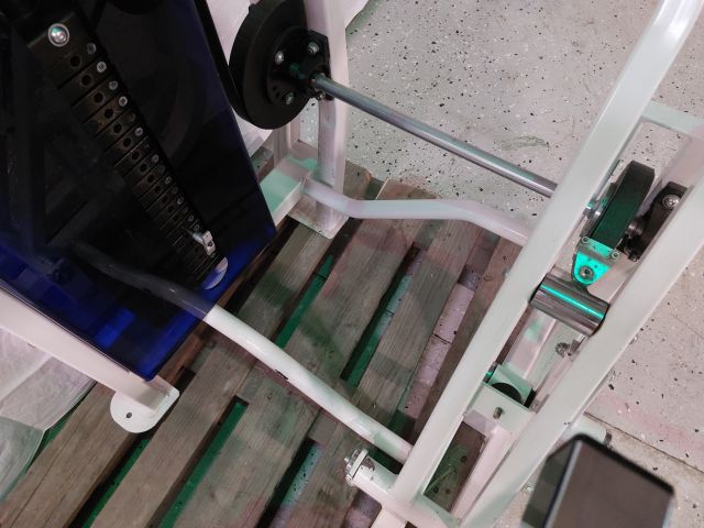 881704-9 Seated rowing machine with chest support C-curve