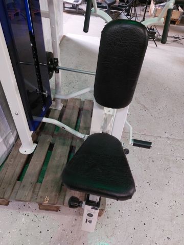 881704-10 Seated rowing machine with chest support C-curve