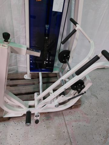 881704-11 Seated rowing machine with chest support C-curve