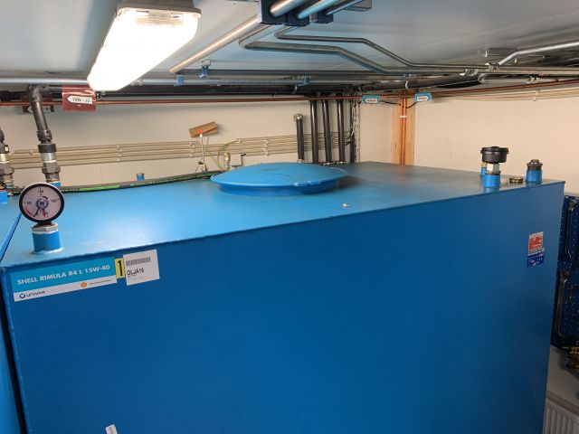 810301-4 Oil tank for engine oil 6900 liters with oil pump