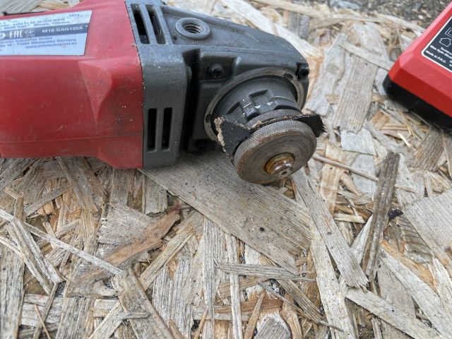 881734-4 Angle grinder Milwaukee M18 CAG125X, battery charger and battery