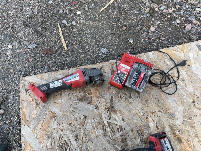 881734-1 Angle grinder Milwaukee M18 CAG125X, battery charger and battery
