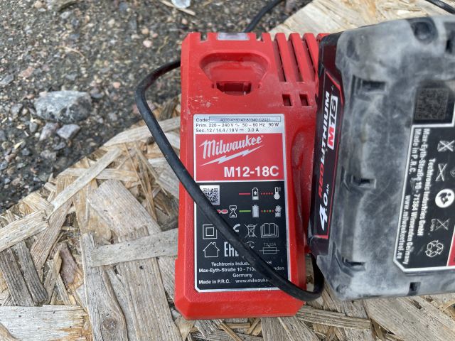 881734-7 Angle grinder Milwaukee M18 CAG125X, battery charger and battery