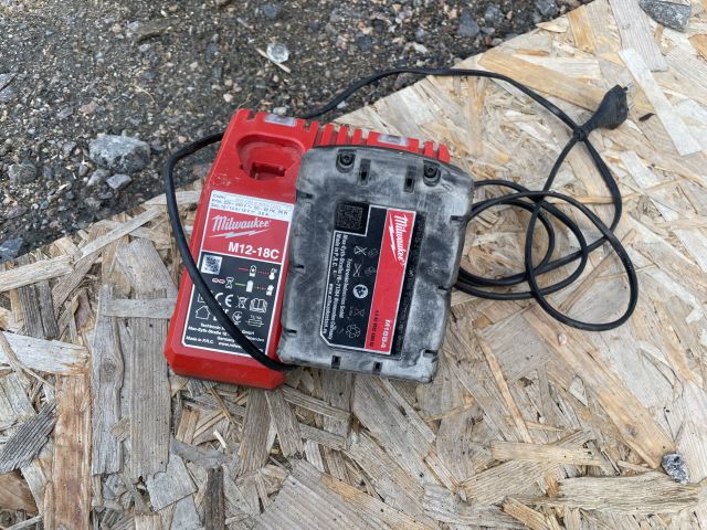 881734-6 Angle grinder Milwaukee M18 CAG125X, battery charger and battery