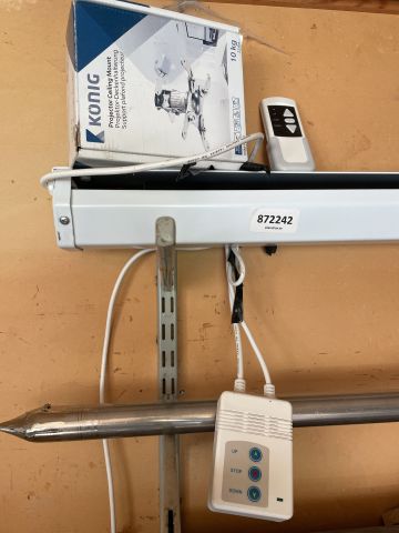 872242-8 Projector BenQ W2000 with motorized projector screen