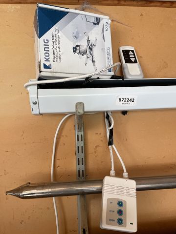 872242-9 Projector BenQ W2000 with motorized projector screen