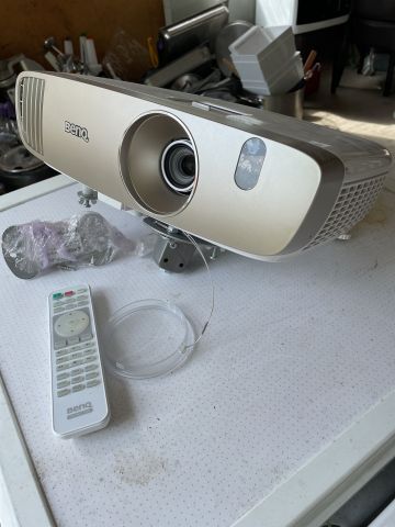 872242-1 Projector BenQ W2000 with motorized projector screen