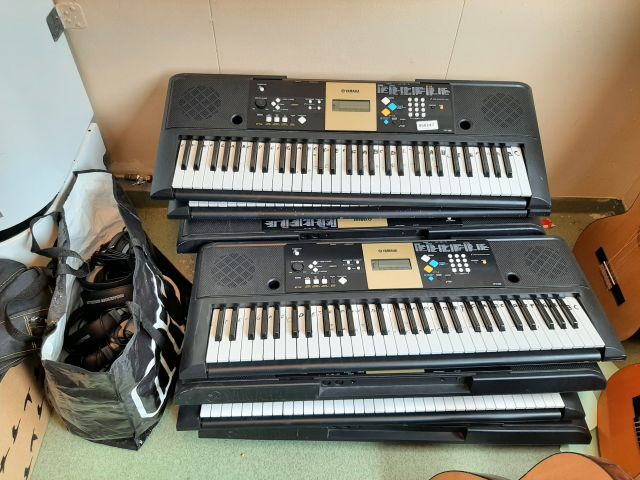 868247-3 Yamaha YPT-220, 10 pieces, incl headphones