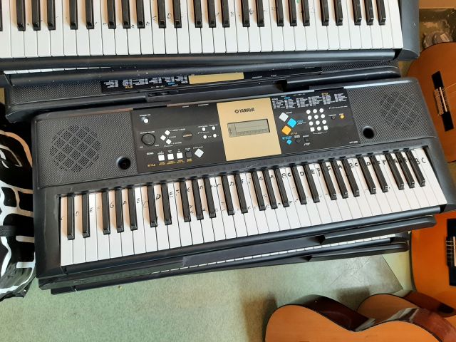 868247-4 Yamaha YPT-220, 10 pieces, incl headphones