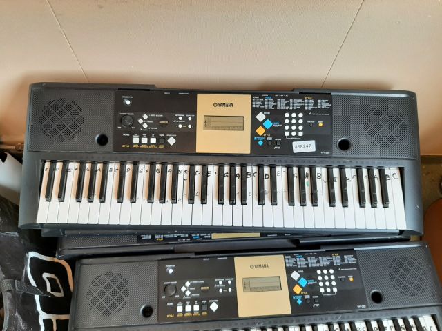 868247-1 Yamaha YPT-220, 10 pieces, incl headphones