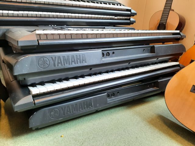 868247-7 Yamaha YPT-220, 10 pieces, incl headphones