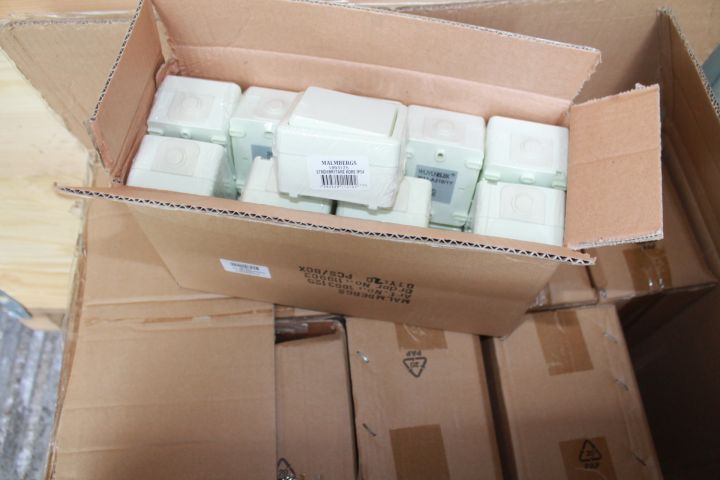 901480-3 100 pcs Switch IP54