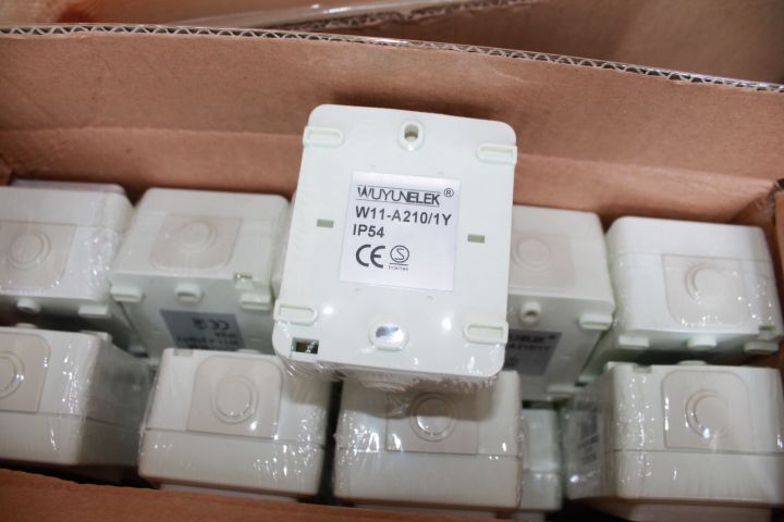 901480-4 100 pcs Switch IP54