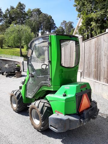 868172-7 Skid Steer Loader - Avant 635, incl. most associated gear (only 936h on the meter)