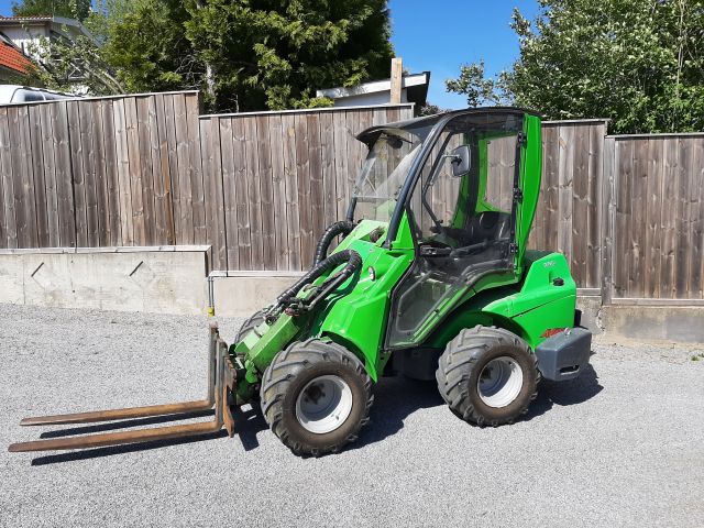 868172-8 Skid Steer Loader - Avant 635, incl. most associated gear (only 936h on the meter)