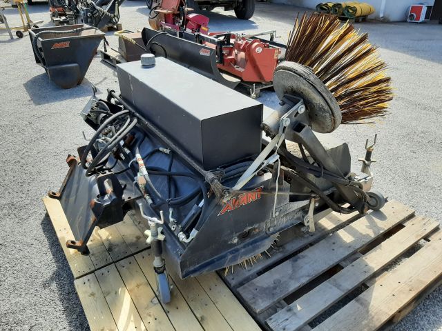 868172-25 Skid Steer Loader - Avant 635, incl. most associated gear (only 936h on the meter)