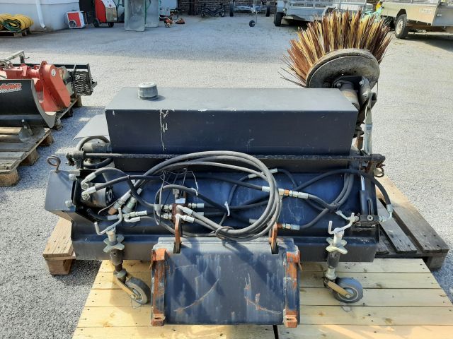 868172-26 Skid Steer Loader - Avant 635, incl. most associated gear (only 936h on the meter)