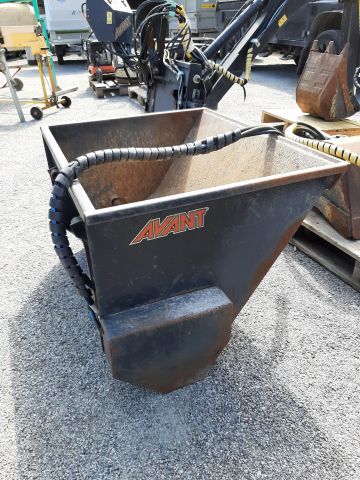 868172-34 Skid Steer Loader - Avant 635, incl. most associated gear (only 936h on the meter)