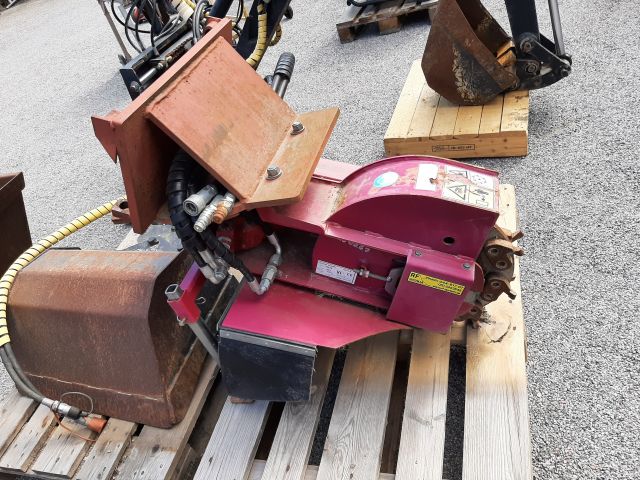 868172-37 Skid Steer Loader - Avant 635, incl. most associated gear (only 936h on the meter)