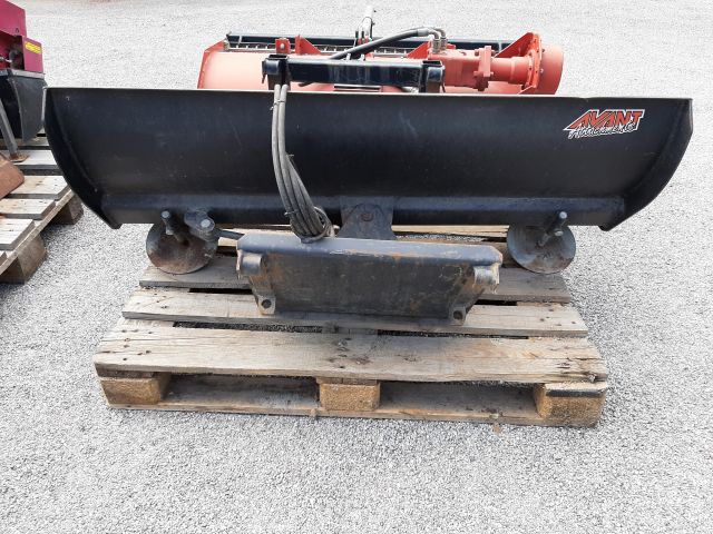 868172-44 Skid Steer Loader - Avant 635, incl. most associated gear (only 936h on the meter)