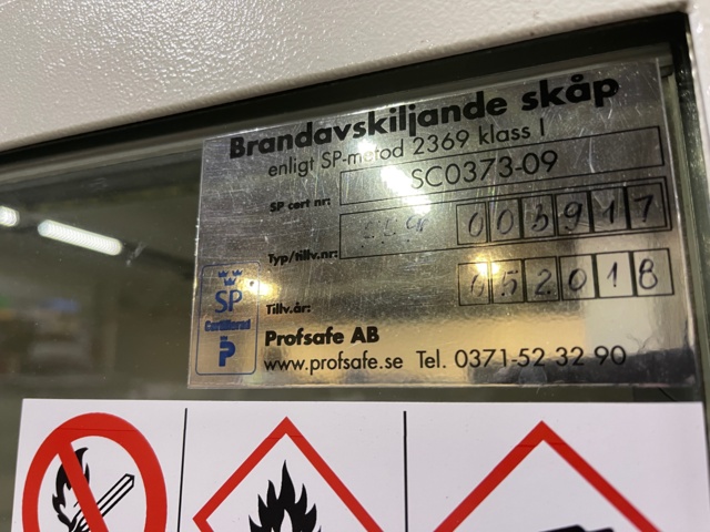 481104-2 Brandavskiljande skåp i nyskick