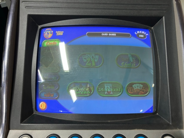 895422-7 Amatic Game computer takes new banknotes