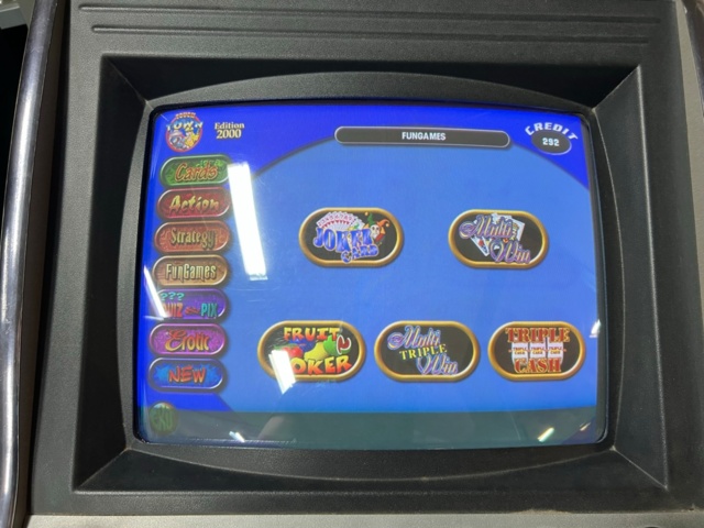 895422-10 Amatic Game computer takes new banknotes