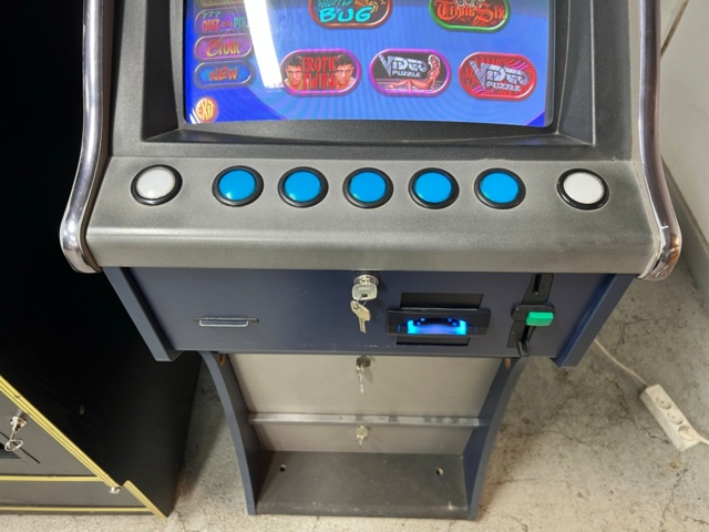 895422-14 Amatic Game computer takes new banknotes